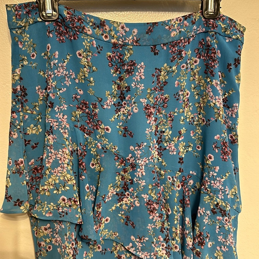 Garden skirt worn once spring cute flowery skirt marked as 10 it's really an 8
